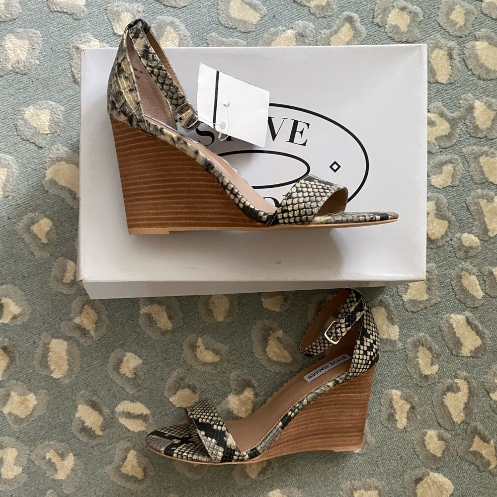 ⭐️ NWT Steve Madden Mary Wedge in Snake Skin